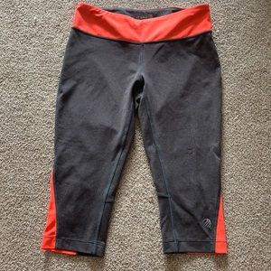 MPG DARK GREY & ORANGE CAPRI LEGGINGS